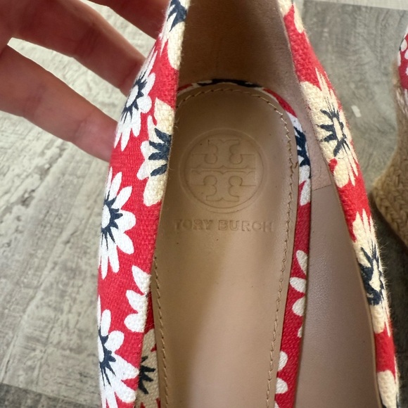 NEW Tory Burch Dory Red Floral Canvas Peep Toe Wedge Heels Size 8.5 - Picture 2 of 5